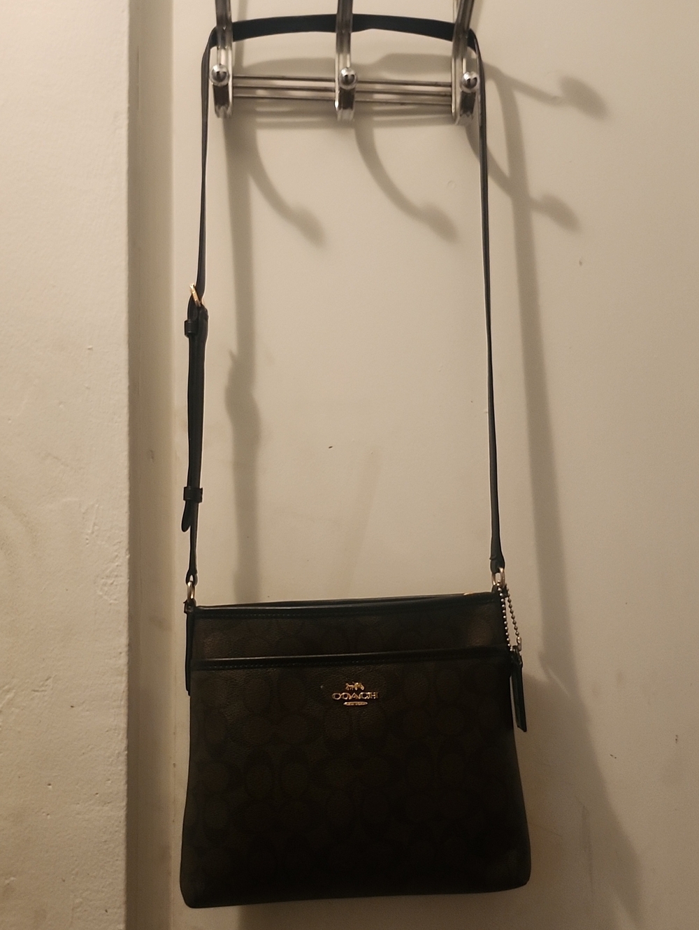 Coach Signature Messenger Bag in Brown and Black Straps Are Perfect . Zipper Gli - Picture 3 of 11